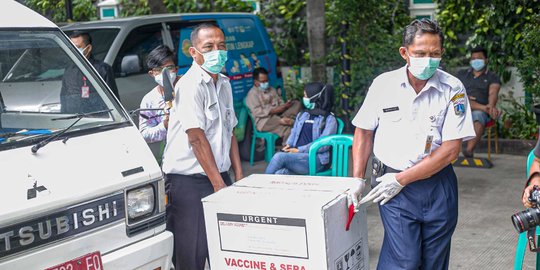 Polisi Disebar ke Kampung Zona Merah dan Oranye di Jakpus untuk Vaksinasi Warga