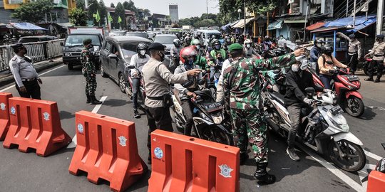 Kemacetan Panjang Imbas Penyekatan PPKM Darurat di Jalan Basuki Rahmat