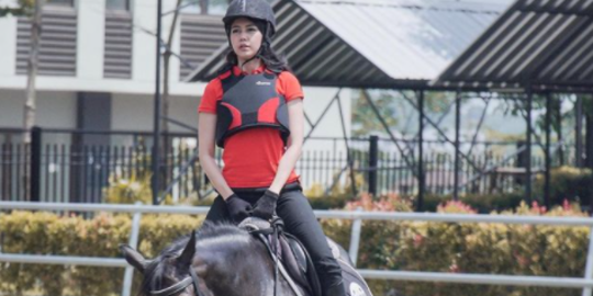Cantik dan Hobi Berkuda, Intip Pesona Anesya Anggun Anak Aktor Senior Herdin Hidayat