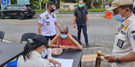 Tidak Pakai Masker, 3 Bule di Ubud Bali Didenda Rp1 Juta