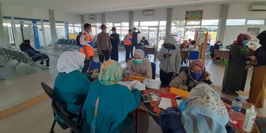 Sebelum Tinggalkan Garut, Ratusan Penumpang Bus Divaksinasi Covid-19