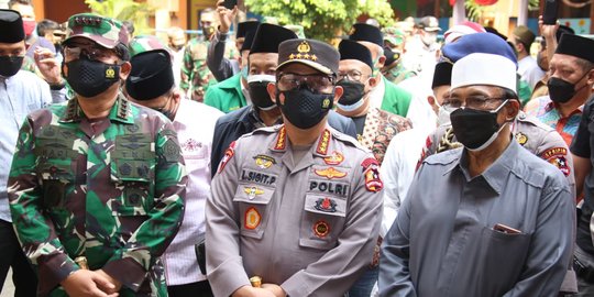 Kapolri Sebar Ribuan Bansos untuk Warga Terdampak PPKM Darurat di Bandung