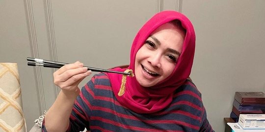 Ibunda Nagita Slavina Unggah Foto Jadul Berseragam SMA, Penampilan jadi Sorotan - Vimarsana News