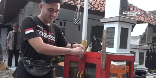 Memiliki Wajah Pemain Sinetron, Pemuda Ganteng Ini Jualan Bubur Ayam