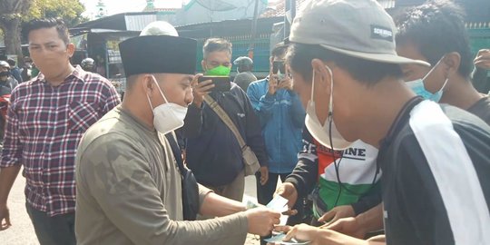 Peduli Sesama, Ustaz Ujang Bustomi Bagikan Uang Hingga Rp500 Juta ke Warga saat PPKM - Vimarsana News