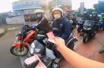 orang tajir naik ninja h2 bagi bagi uang