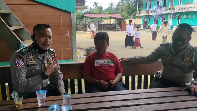 anggota polisi menangis dengar permintaan mulia anak yatim piatu