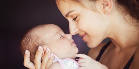 Cara Membuat Larutan Saline untuk Bayi, Atasi Hidung Tersumbat Si Kecil dengan Aman