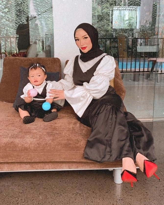 zaskia gotik tampil berhijab