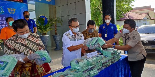 Tergiur Upah Rp10 Juta, Pria di Aceh Jadi Kurir 31 Kg Sabu Asal Malaysia