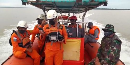 KRI Usman Harun dan KRI Kerambit Dikerahkan Cari 14 Kapal Nelayan Tenggelam di Kalbar