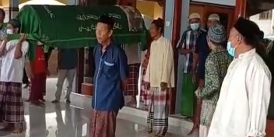 Viral Video Warga Lamongan Salatkan 5 Jenazah Bersamaan Dalam Sehari