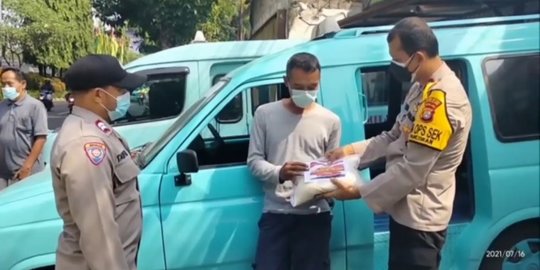 Polisi Razia Prokes di Pancoran, 10 Warga Tak Pakai Masker Dihukum Menyapu Jalanan