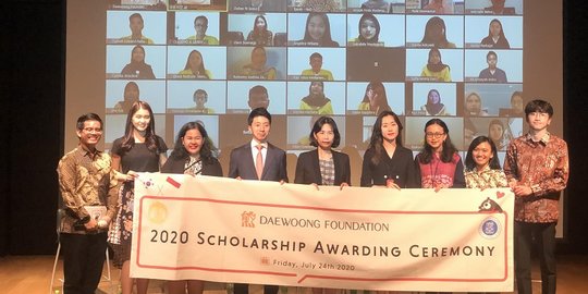 Daewoong Foundation Janjikan Beasiswa Total Rp 5,9 Miliar bagi Mahasiwa UI dan ITB