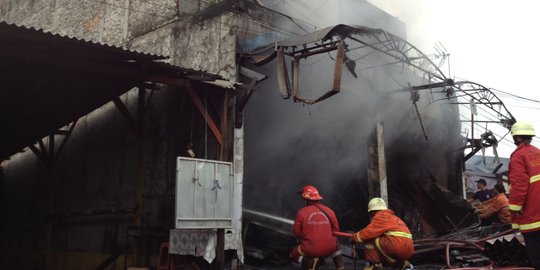 Kebakaran Di Teluk Gong Jakarta Utara, 7 Mobil Pemadam Dikerahkan ke Lokasi