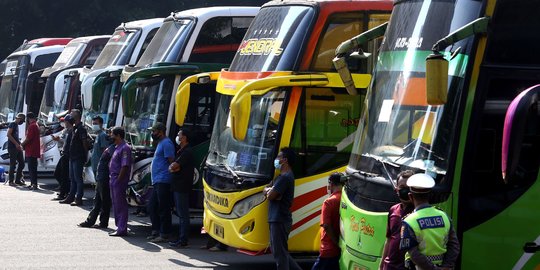 Puluhan Bus Pelanggar PPKM Darurat Diamankan Polda Metro