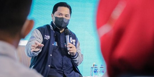 Dukung Kebangkitan UMKM, Menteri Erick Pamer Ngantor Pakai Sepatu Buatan Bandung