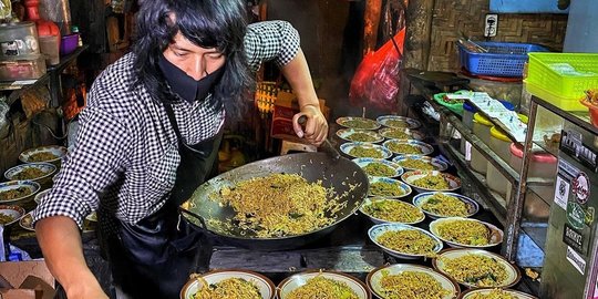 Cuma Jual Indomie Racikan, 5 Warung Kaki Lima Ini Larisnya Bukan Main