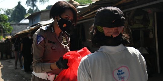 Polri Bagikan Paket Sembako ke Buruh Cuci dan Pemulung Terdampak PPKM Darurat