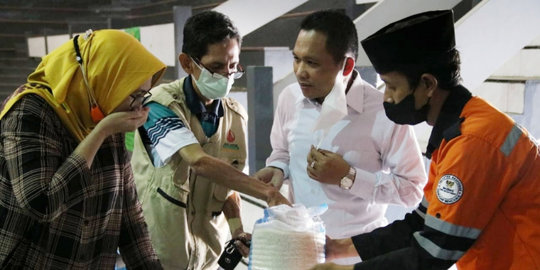 Bupati Lumajang & Wakilnya Serahkan Seluruh Gajinya ke Warga Terdampak PPKM Darurat