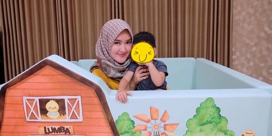 5 Potret Rumah Tommy Kurniawan, Elegan Banget dan Tamannya Luas