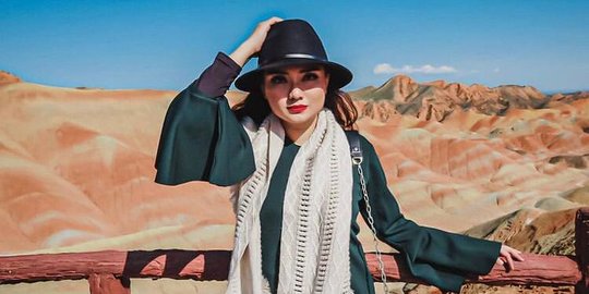 Jarang Tersorot, Ini 4 Potret Cantik Devita Kakak Kandung Yuanita Christiani