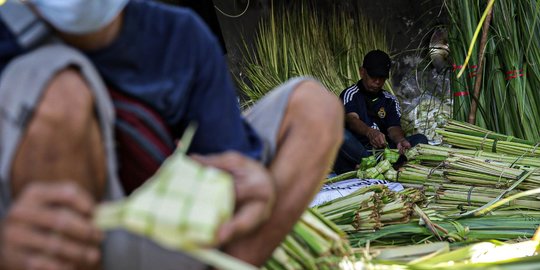 Terdampak PPKM Darurat, Pedagang Ketupat Sepi Pembeli