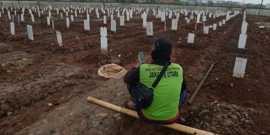 PKB Beri Sembako untuk Petugas Pemakaman Covid-19 di TPU Rorotan