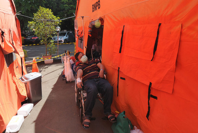 pasien covid 19 dirawat di tenda darurat rsud bekasi