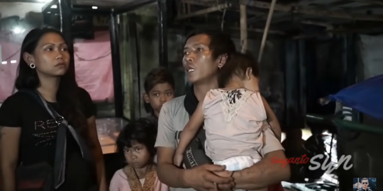 Keluarga ini Tidur di Jalanan Karena Diusir Dari Kontrakan, Tim Prabu Beri Bantuan - Vimarsana News