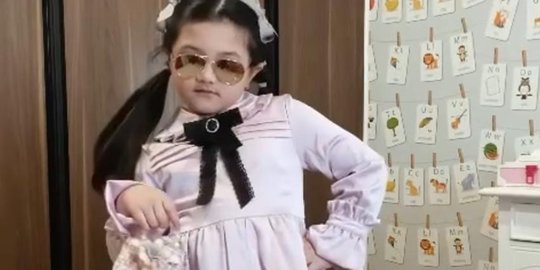 Foto Gaya Arsy Bak Model Papan Atas Gemas Banget Sampai Dikomentari Istri Pejabat Merdeka Com