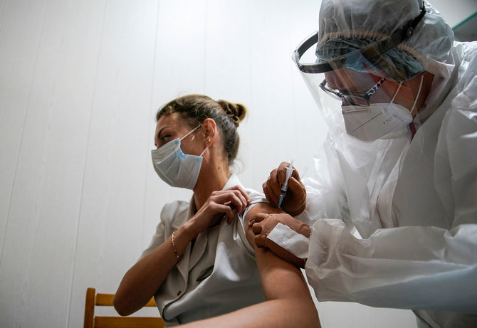 petugas medis rusia mulai disuntik vaksin covid 19