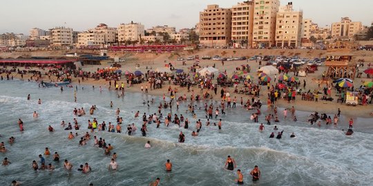 Musim Panas, Warga Palestina Ramai-Ramai Berenang di Pantai Gaza