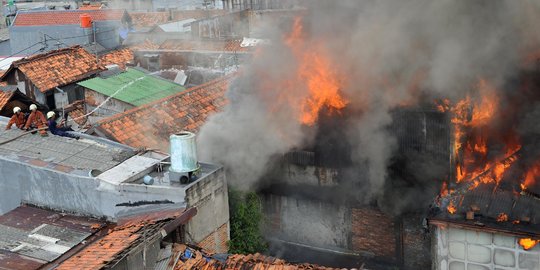 1 Unit Rumah di Pesanggrahan Jaksel Terbakar, 6 Orang Terluka Dievakuasi