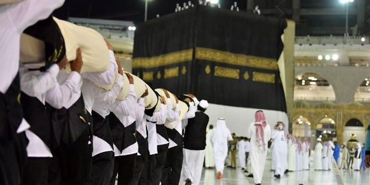 Menengok Proses Penggantian Kiswah Ka'bah Masjidil Haram