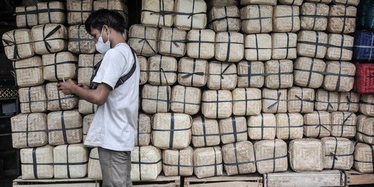 Penjualan Besek Bambu untuk Daging Kurban Menurun