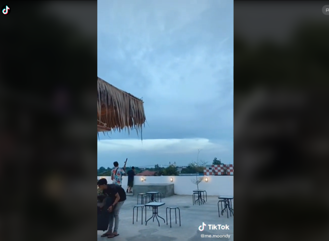 potret rooftop kotor jadi kafe estetik