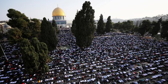 Warga Palestina Salat Iduladha di Yerusalem