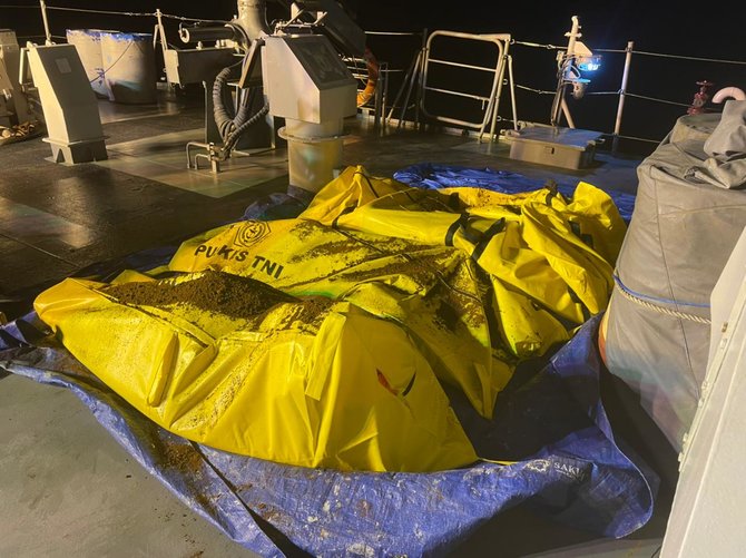 proses evakuasi insiden 17 kapal karam di perairan kalimantan barat