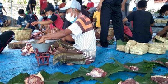 Warga Perumahan Graha Citra Mas di Jember Dapat Daging Kurban Dibungkus Daun Jati