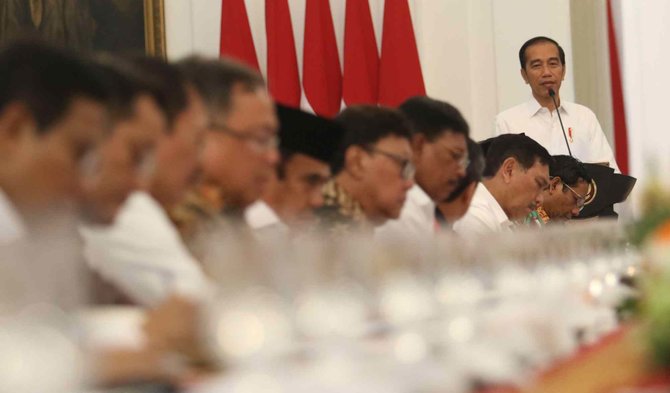 jokowi pimpin rapat kabinet paripurna perdana di istana