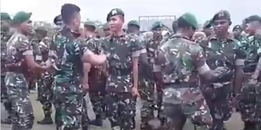 Salaman Para TNI Bikin Ngeri Orang Awam, Tampar Pipi Pukul Perut Tanda Sayang