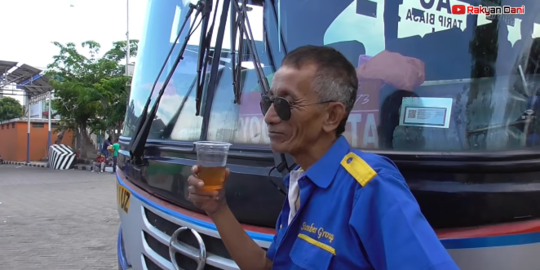 Usia Sudah Senja, Mbah Datuk Masih Mahir Nyetir Bus: Sing Penting Jamune