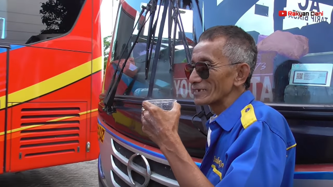 cerita mbah datuk masih mahir nyetir bus