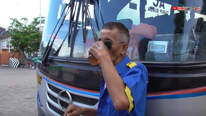 cerita mbah datuk masih mahir nyetir bus