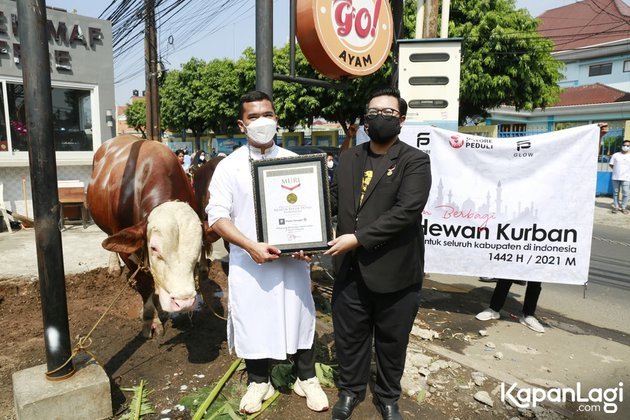 5 potret putra siregar pecahkan rekor muri sembelih hewan kurban di 1100 masjid