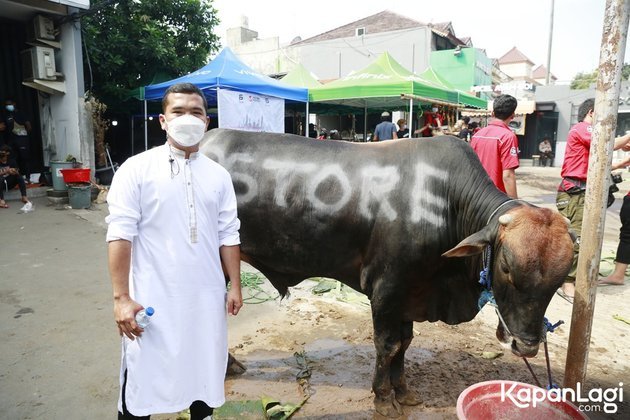 5 potret putra siregar pecahkan rekor muri sembelih hewan kurban di 1100 masjid