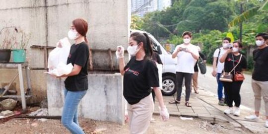 Disambut Antusias, Ini 4 Momen Dewi Perssik & Lucinta Luna Bagikan Hewan Kurban