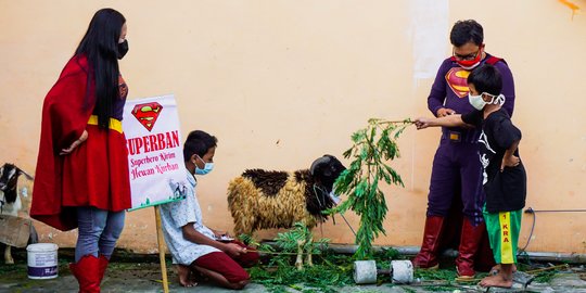 Aksi Superman Bagi-Bagi Hewan Kurban di Panti Asuhan