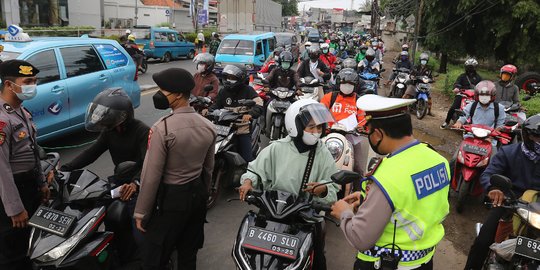 Suasana Penyekatan Kendaraan di Jalan Raya Bogor